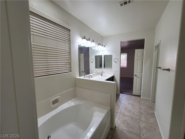 Building Photo - 5564 Bethany Bend Dr