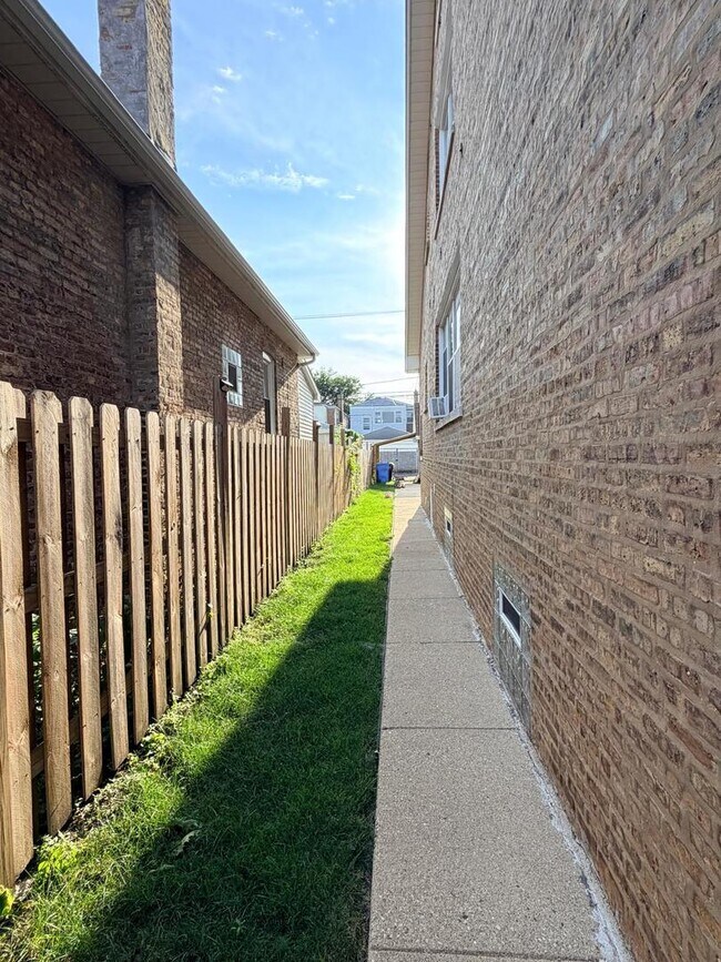 Building Photo - 5540 N Luna Ave