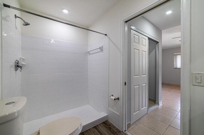 Building Photo - 2720 S Oakland Forest Dr