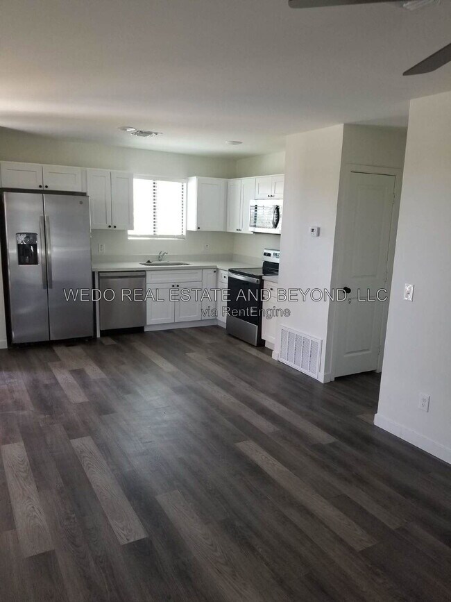 Building Photo - 813 E Siesta Dr