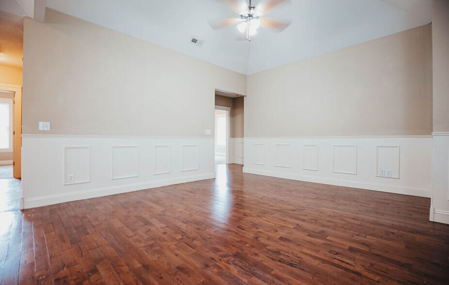 Building Photo - 1046 E Walnut St