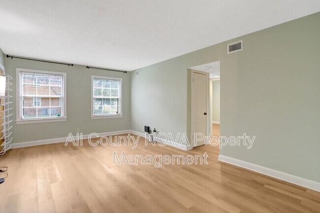 Building Photo - 2405 Arlington Blvd