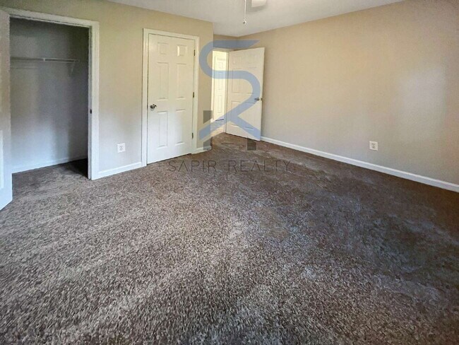 Building Photo - Move in before November 15th and choose yo...