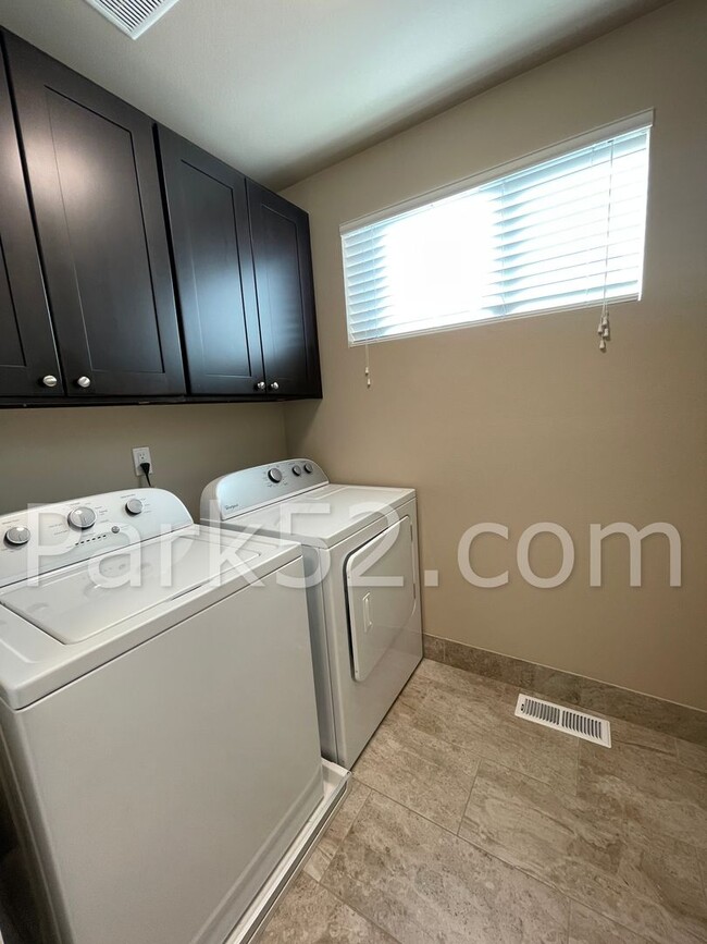 Building Photo - 3 Bedroom Townhouse in Olympia