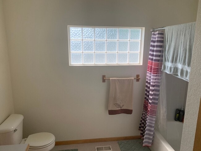 Building Photo - Beautiful 2 Bedroom + Loft  End Unit Townhome in Loveland!