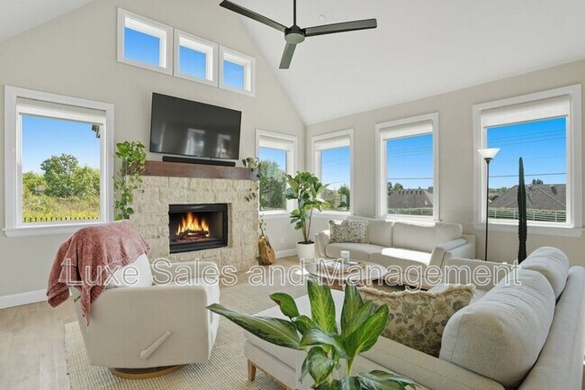 Building Photo - 4200 Abbey Pk Dr
