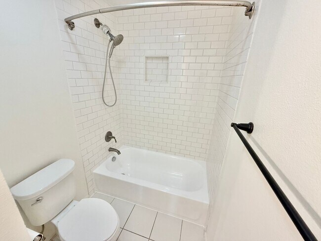 Building Photo - Beautiful 3 bed/3 bath In Costa Mesa