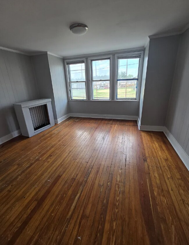 Building Photo - Charming 3-Bedroom, 1-Bathroom Home