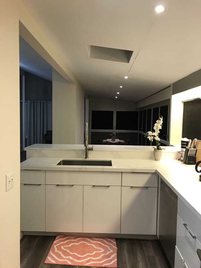 New white gloss cabinets. - 3321 Anoai Pl