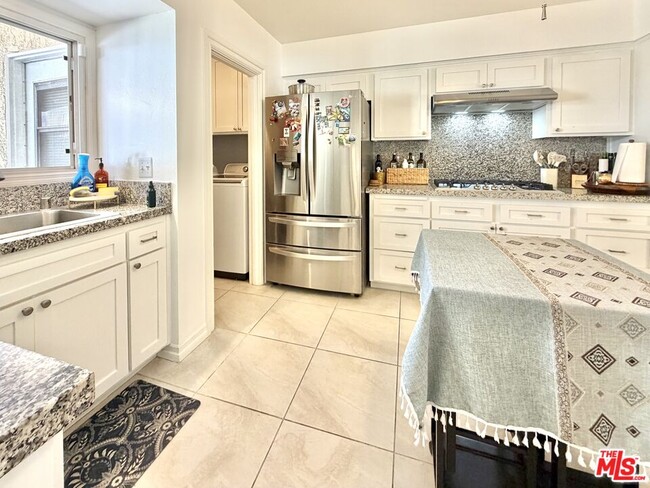 Building Photo - 6127 Lockhurst Dr