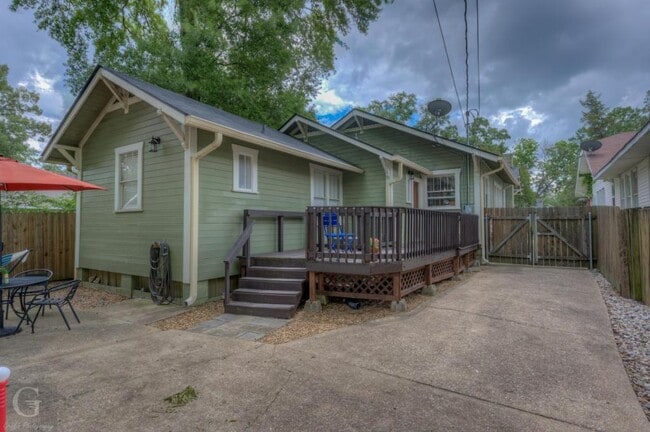 Building Photo - 818 Elmwood St