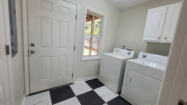 Building Photo - Bright and spacious 3BR/2ba in Lindley Park!
