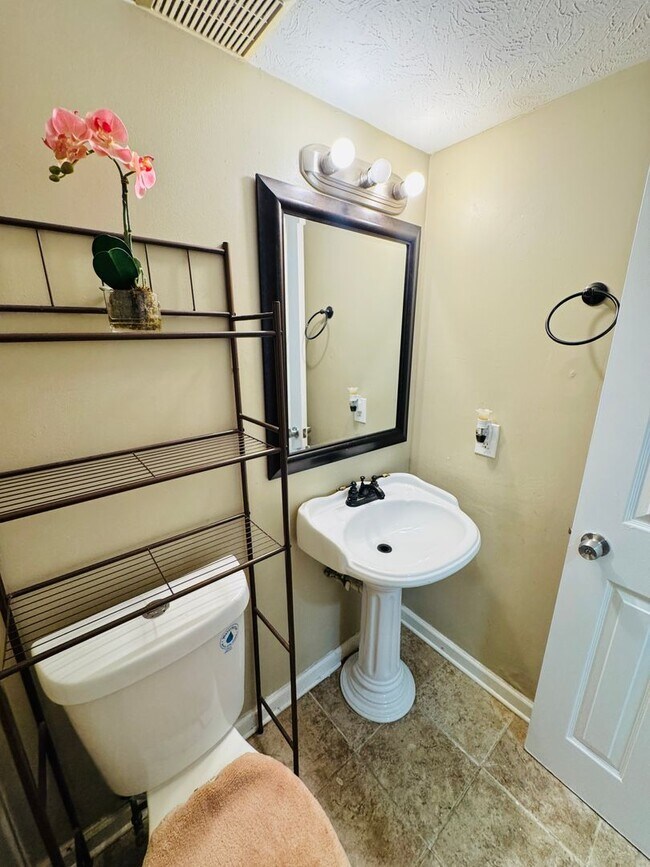 Building Photo - Dreamy 3-Bedroom