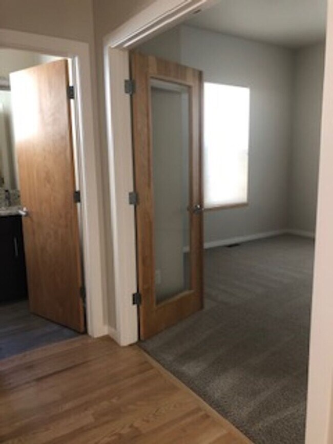 Building Photo - Lovely and Light Open Concept Louisville H...