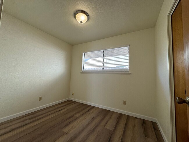 Building Photo - 657 W Escalon Ave