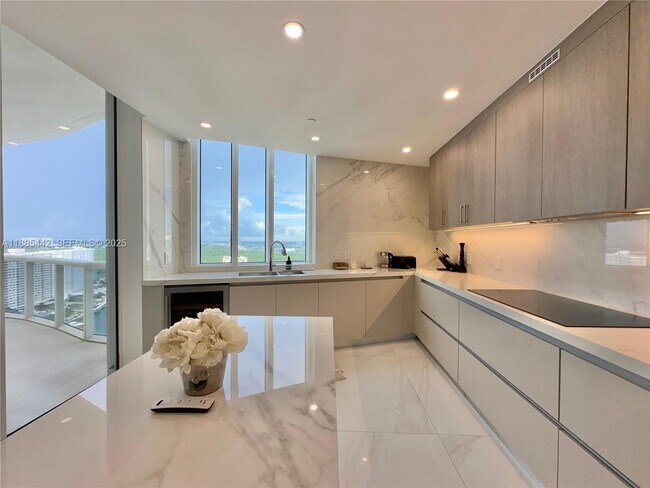 Building Photo - 15901 Collins Ave