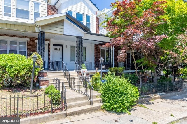 Building Photo - 5855 Larchwood Ave