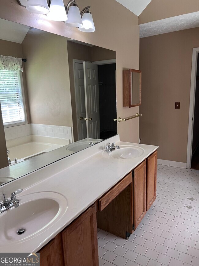 Building Photo - 2118 Hunters Branch Ct