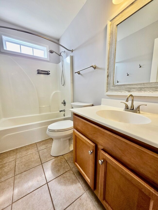 Building Photo - Elevated Four Bedroom in Rivertowne Countr...