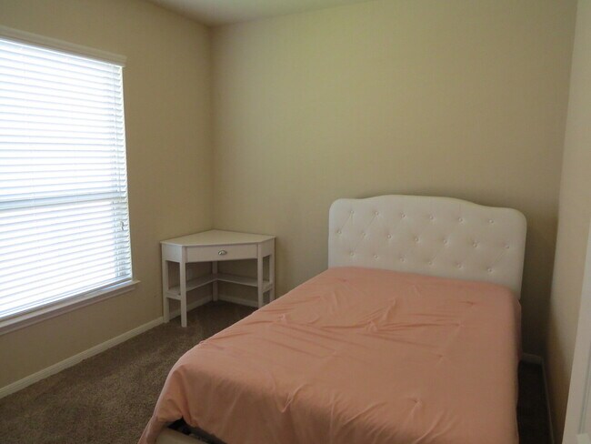 Building Photo - "Charming 4-Bed Oasis with Granite Touches...