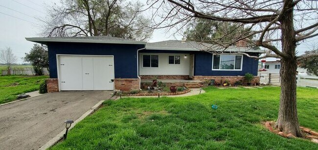 Primary Photo - Country Living Byron/Tracy 3 Bedroom Count...