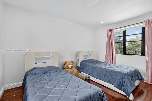 Building Photo - 20424 NE 10th Ct Rd