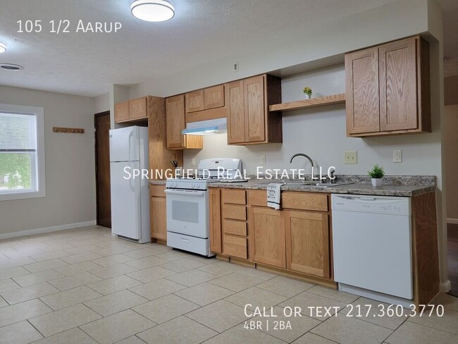 Building Photo - Spacious 4 Bed, 2 Bath Apartment with Mode...