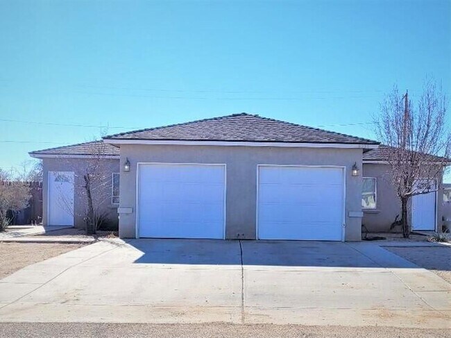 Building Photo - Beautiful , open floor plan 2 bedroom /  1 bathroom unit