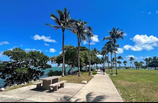 Building Photo - 2000 N Bayshore Dr