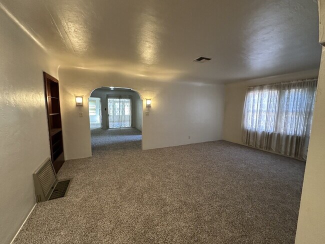 Building Photo - Charming 3 Bedroom, 2 Bath Home with Sunroom!