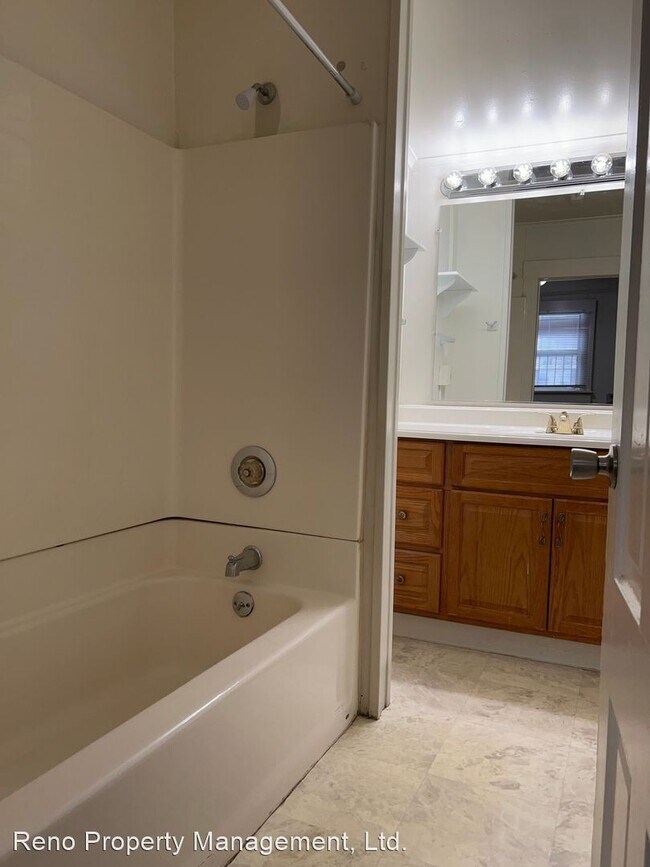 Building Photo - 1 br, 1 bath House - 625 E 2nd St.