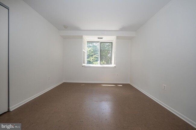 Building Photo - 1640 Oakwood Dr