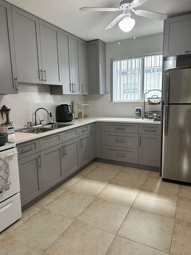 Building Photo - 585 SW 11th St