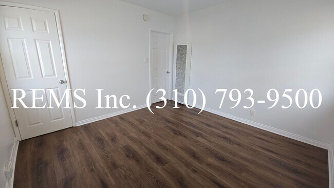 Building Photo - Bright 1 Bedroom Upstairs Apartment w/ Garage Parking