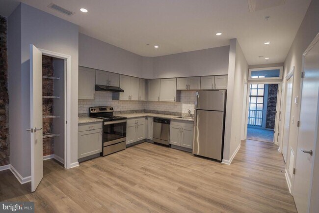 Building Photo - 218 W Main St