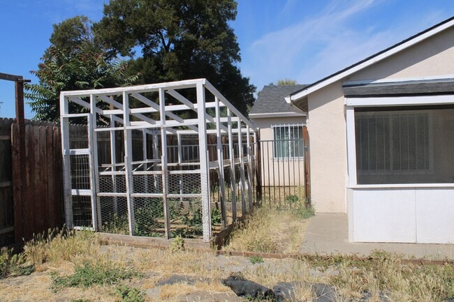 Building Photo - 135 Poinsettia Ave