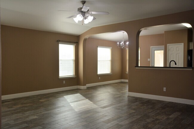 Building Photo - 406 Comal Run