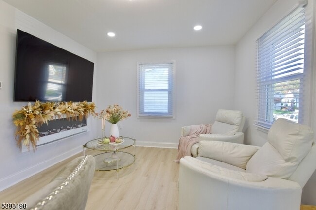 Building Photo - 327 Roosevelt Ln