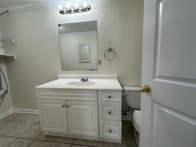 Building Photo - Freshly Updated 4 Bedroom Lower-Level Unit in Oak Ridge – Spacious & Move-In Ready