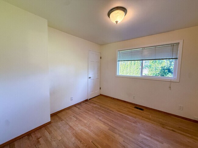 Building Photo - 3bd/1.5ba Edmonds Home