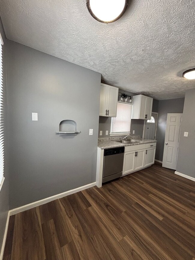 Building Photo - Spacious 4 Bedroom 1.5 Bath House!!