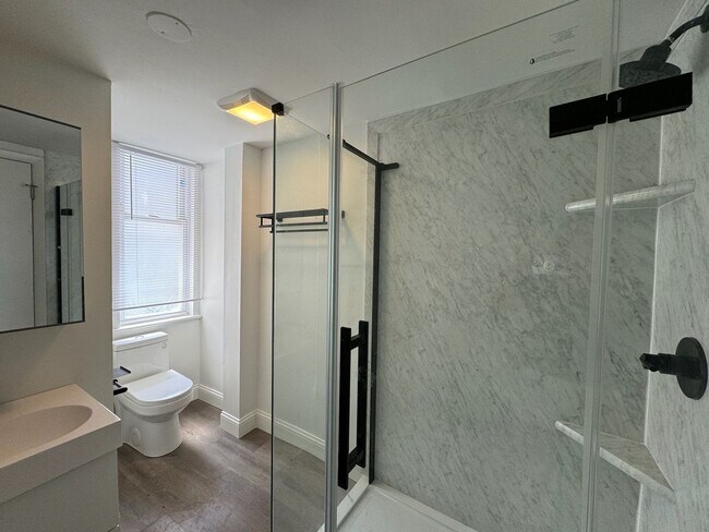Building Photo - 7 Bed/3 Bath Mins. from UC Campus $750/pp ...