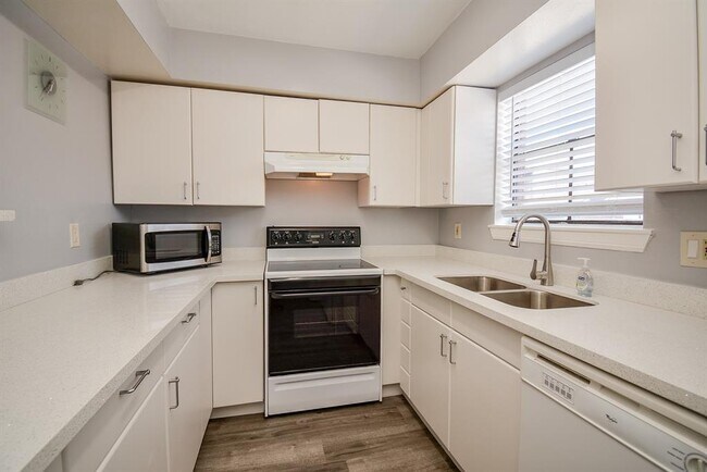 Building Photo - 3100 Walnut Bend Ln