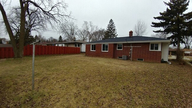 Building Photo - 3 Bedrooom Home Located in the Heart of We...