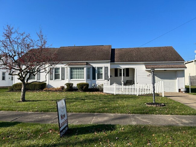 Building Photo - 122S