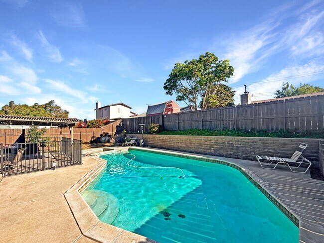 Building Photo - Stunning 3BD/1.5 BA W/ Attached Garage & P...