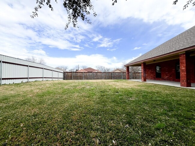 Building Photo - Available NOW!!!! You must see this is a Fabulous Home. 4 bedrooms, office, 2 bath, 2 car garage ...