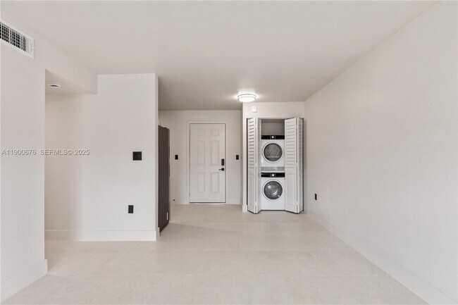 Building Photo - 13200 NE 7th Ave