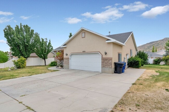 Building Photo - Spacious Home w attached 2 car garage