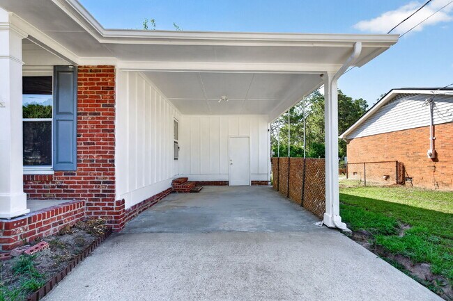 Building Photo - "Charming 3-Bed Home with Gleaming Hardwood Floors in Hope Mills!"